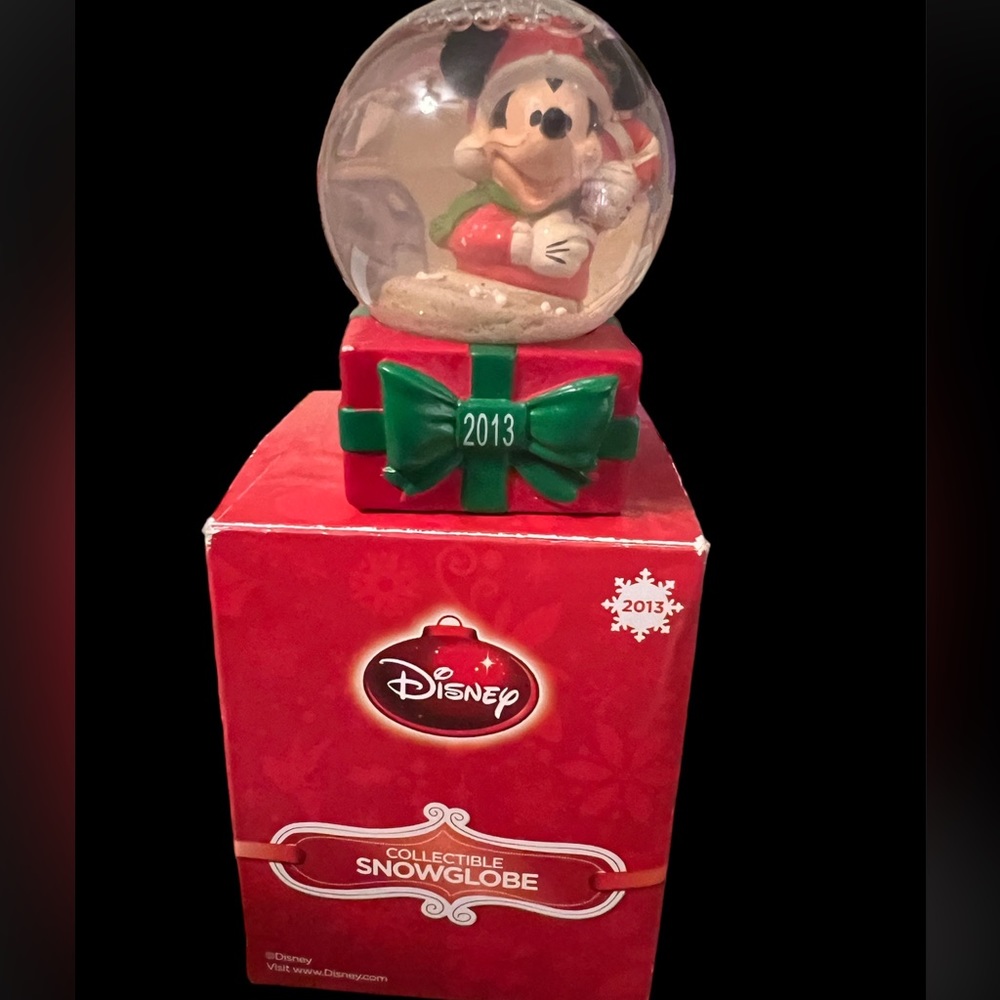 Disney miniature‎ snow globe